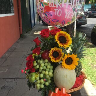 arreglo-frutal-con-rosas-girasoles-y-globo