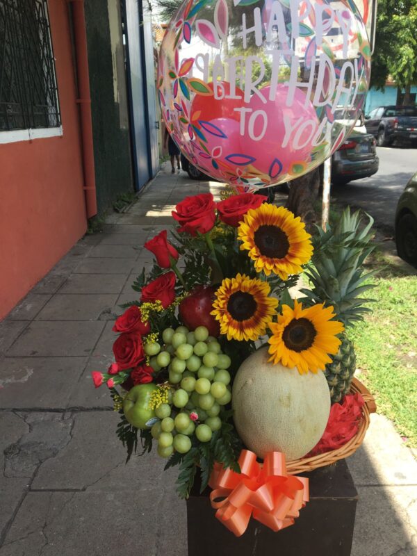 arreglo-frutal-con-rosas-girasoles-y-globo