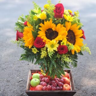 Arreglo frutal con rosas y girasoles